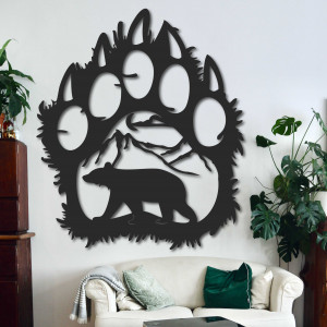 Duży drewniany obrazek na ścianie ze śladami niedźwiedzia...