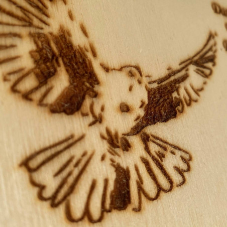 Drewniany stół - upamiętnienie sakramentu bierzmowania