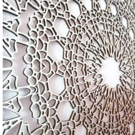 Designerska mandala na ścianie z precyzyjnym geometrycznym wzorem