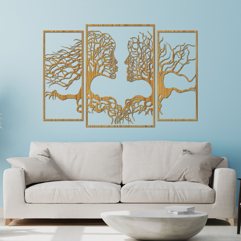 Trzyczęściowy obraz przedstawia związek człowieka z naturą, w którym drzewa i ludzkie twarze harmonijnie się ze sobą łączą.