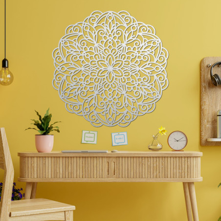 Elegancka drewniana mandala na ścianie w nowoczesnym wnętrzu w stylu boho