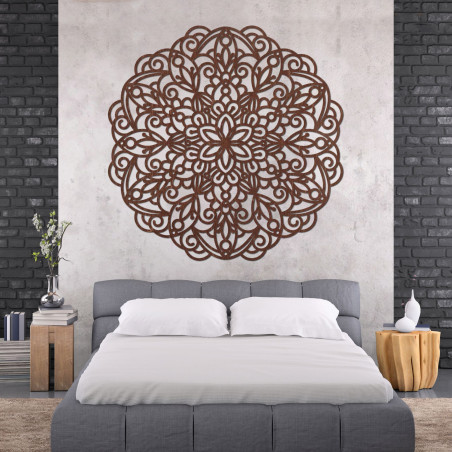 Elegancka drewniana mandala na ścianie w nowoczesnym wnętrzu w stylu boho
