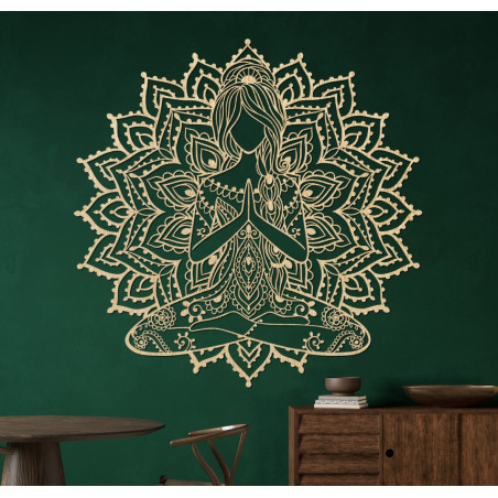 Drewniana mandala 3D przedstawiająca kobietę uprawiającą jogę na ścianie - designerska dekoracja do salonu, która stworzy nowocz