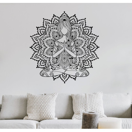 Drewniana mandala 3D przedstawiająca kobietę uprawiającą jogę na ścianie - designerska dekoracja do salonu, która stworzy nowocz