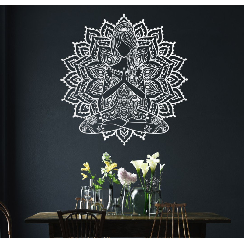 Drewniana mandala 3D przedstawiająca kobietę uprawiającą jogę na ścianie - designerska dekoracja do salonu, która stworzy nowocz