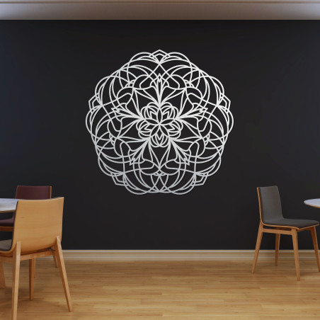 Drewniana mandala na ścianie z nowoczesnym geometrycznym wzorem