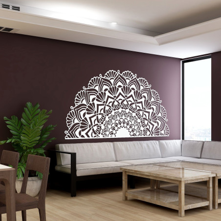 Luksusowa drewniana mandala na ścianie w eleganckim wnętrzu w stylu boho