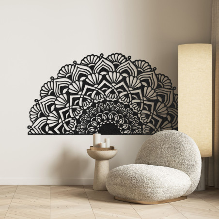 Luksusowa drewniana mandala na ścianie w eleganckim wnętrzu w stylu boho