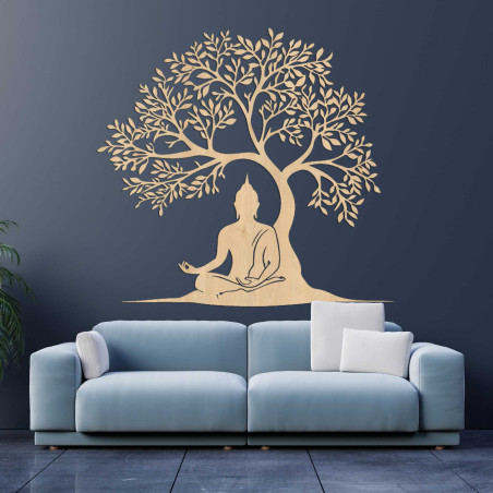 Drewniane drzewo życia z medytującą figurą Buddy pod drzewem