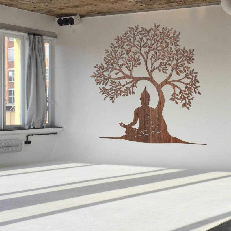 Drewniane drzewo życia z medytującą figurą Buddy pod drzewem