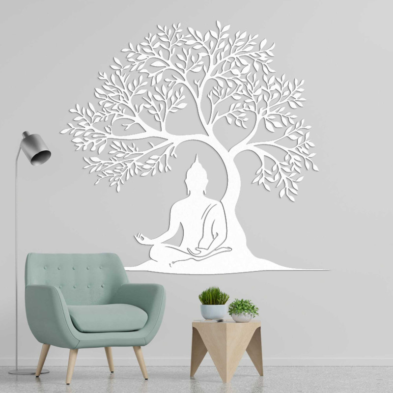 Drewniane drzewo życia z medytującą figurą Buddy pod drzewem