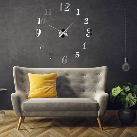 Zegar z pleksi zamontowany w biurze nad biurkiem