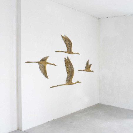 Drewniany motyw czterech ptaków lecących w prawo