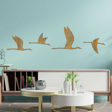 Dekoracyjna kompozycja z lecącymi ptakami i delikatnymi rzeźbionymi detalami