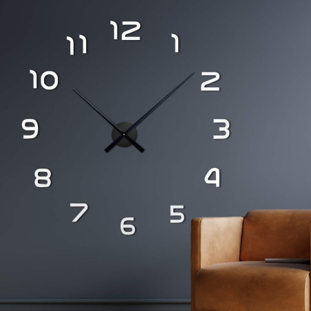Zegar ścienny z centralnym mechanizmem i długimi wskazówkami.