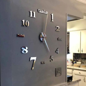 Duży zegar z liczbą siedem wyświetlaną w różnych czcionkach.