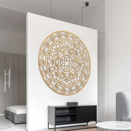 Szczegółowa rzeźbiona okrągła dekoracja z delikatnymi połączeniami i symetrycznym układem.