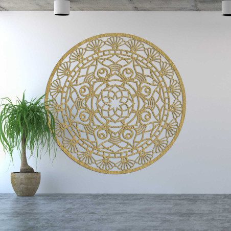 Rzeźbiona, okrągła dekoracja o misternych szczegółach i delikatnej symetrii.