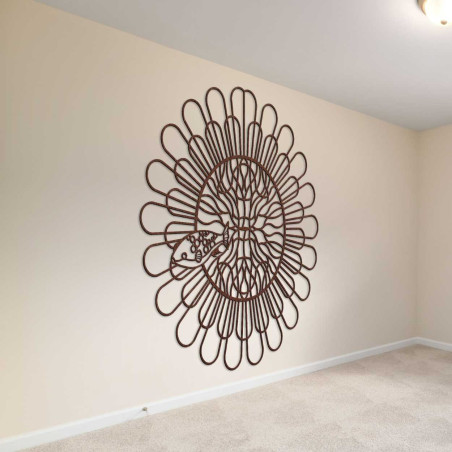 Dekoracyjna ściana z drewnianym, okrągłym wzorem przypominającym kwiat lub słońce, uzupełniona rybą.