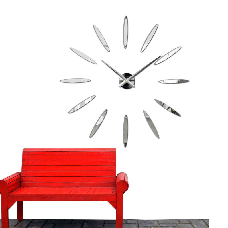 Zegar ścienny z dużymi złotymi indeksami i srebrnymi wskazówkami, przyklejany bezpośrednio do ściany