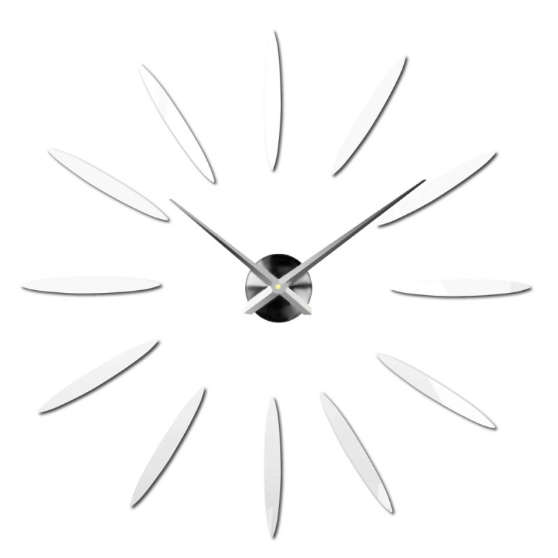 Kreatywnie umieszczony zegar, który tworzy efekt promieni słonecznych dzięki wykorzystaniu złotych elementów.