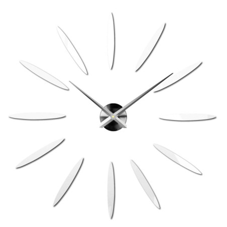 Kreatywnie umieszczony zegar, który tworzy efekt promieni słonecznych dzięki wykorzystaniu złotych elementów.