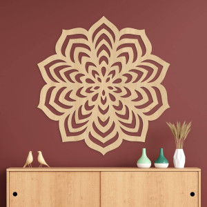 Drewniana dekoracja o wyszukanym kształcie koła i delikatnych wycięciach. 2