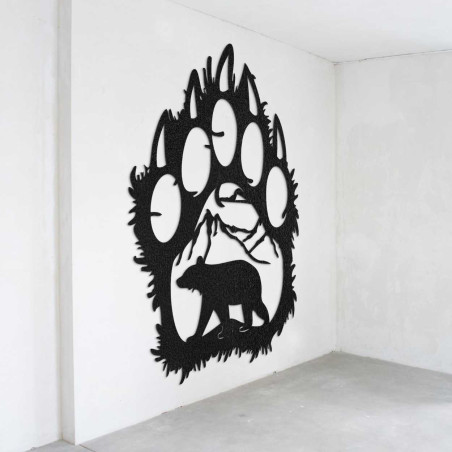 Zbliżenie na naturalny motyw niedźwiedzia i gór wewnątrz dużej drewnianej łapy. Zbliżenie na naturalny motyw niedźwiedzia i gór wewnątrz dużej drewnianej łapy.