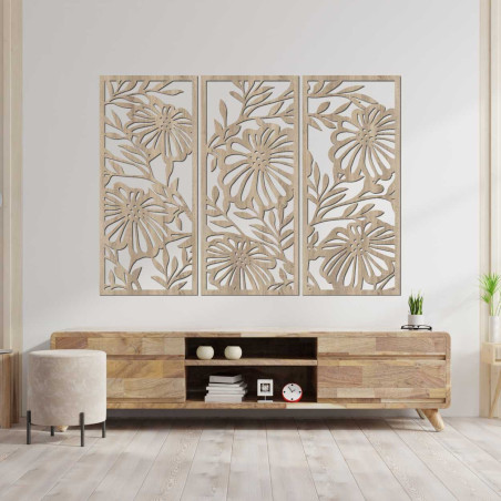 Trzyczęściowa drewniana dekoracja z delikatnie wykonanymi kwiatami w symetrycznym układzie.