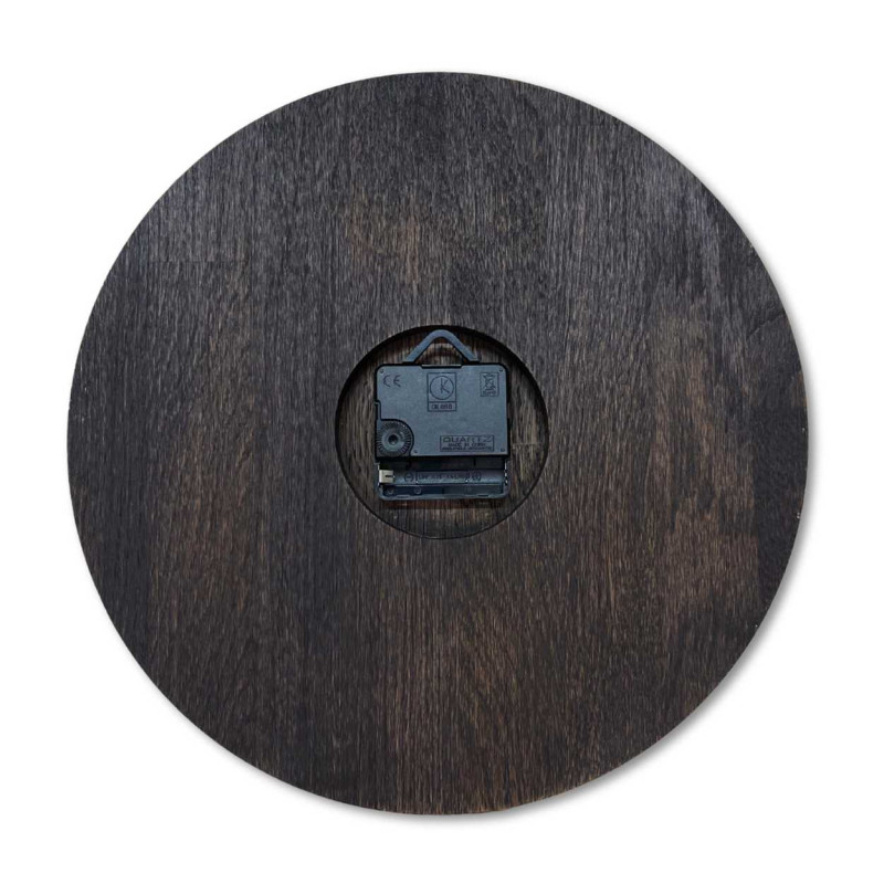 Zegar wykonany z naturalnego drewna o jasnej powierzchni i klasycznym układzie cyfr.