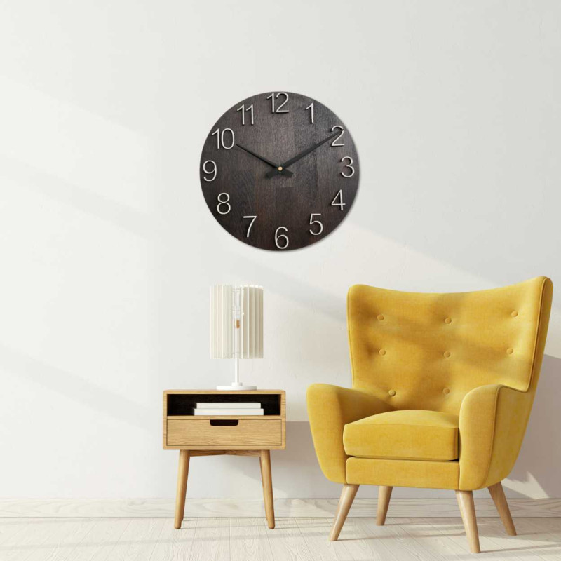 Elegancki zegar ścienny z drewnianą ramą i precyzyjnym mechanizmem.