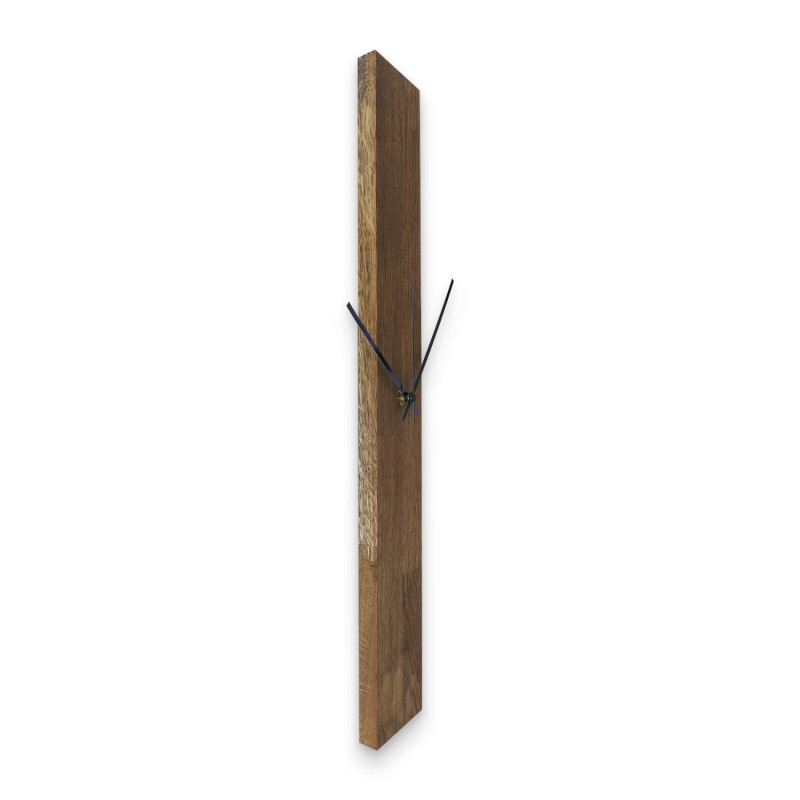 Elegancki zegar TERA - czarne drewno, dokładny czas i stylowy design.