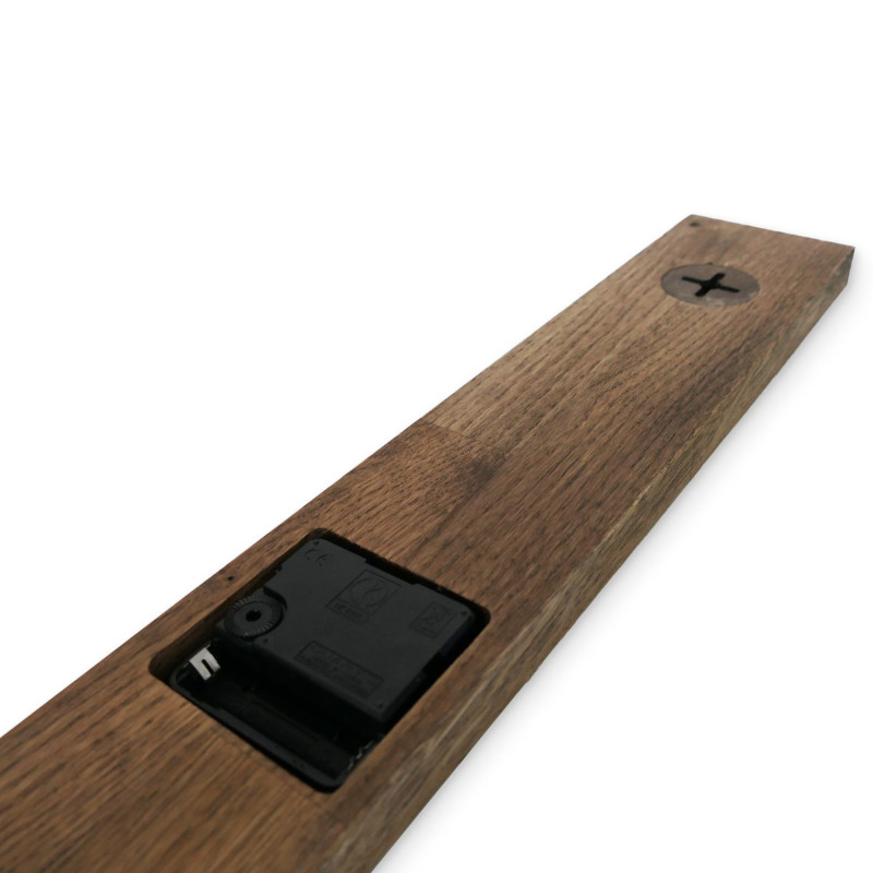 Minimalistyczny, drewniany zegar ścienny w kolorze czarnym.