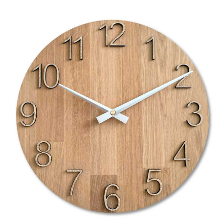 Zegar wykonany z litego drewna z wygrawerowanymi cyframi i naturalnym wzorem.