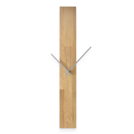 Minimalistyczny zegar z drewnianą podstawą i czarnymi wskazówkami, bez cyfr.