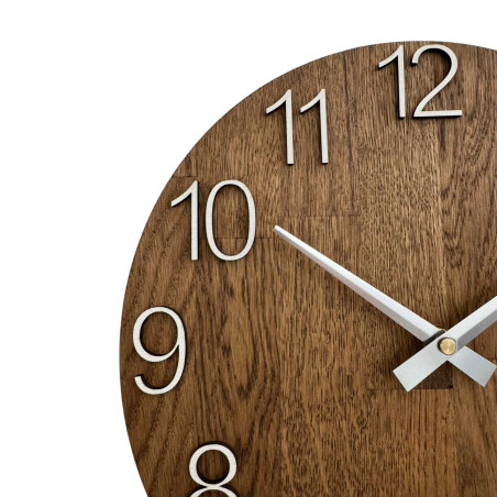 Zbliżenie drewnianej tarczy z subtelnym wycięciem w naturalnym stylu.