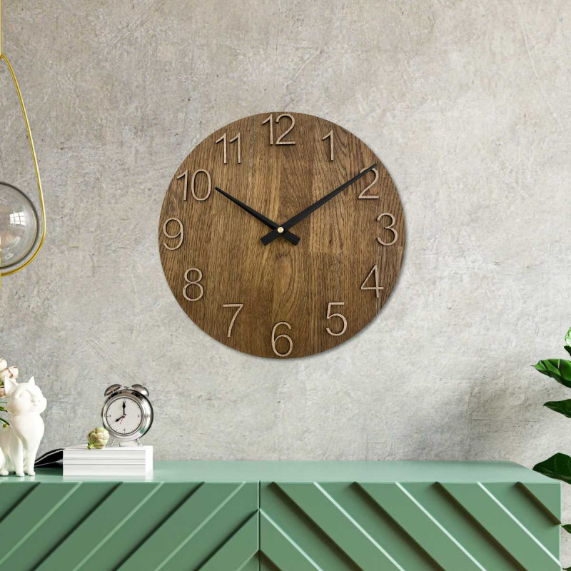 Zegar wykonany z litego drewna z wygrawerowanymi cyframi i naturalnym wzorem.