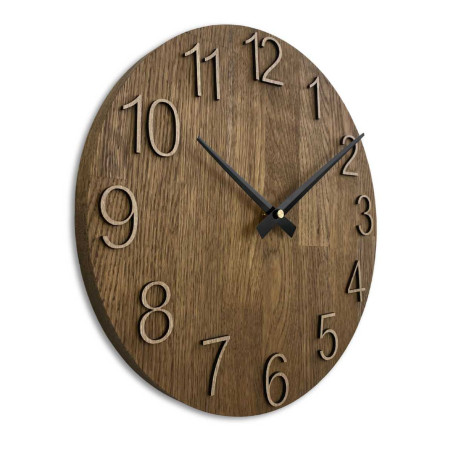 Zbliżenie drewnianej tarczy z subtelnym wycięciem w naturalnym stylu.