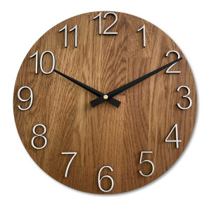 Drewniany zegar ścienny o okrągłym kształcie i subtelnym, naturalnym motywie. 2