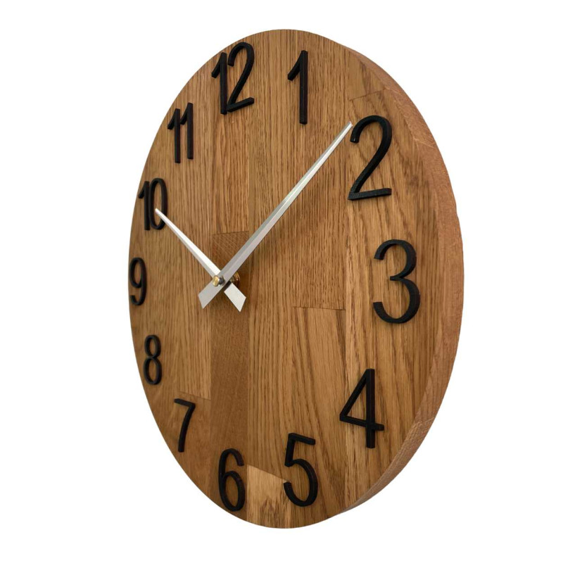 Zbliżenie drewnianej tarczy z subtelnym wycięciem w naturalnym stylu.