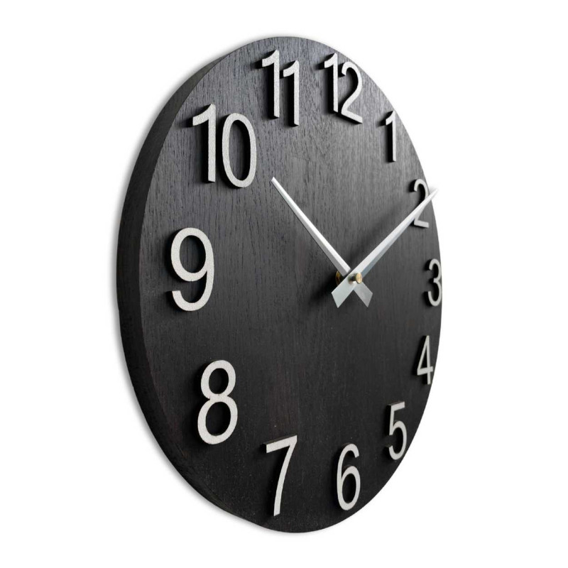 Drewniany zegar ścienny o okrągłym kształcie i srebrnych wskazówkach