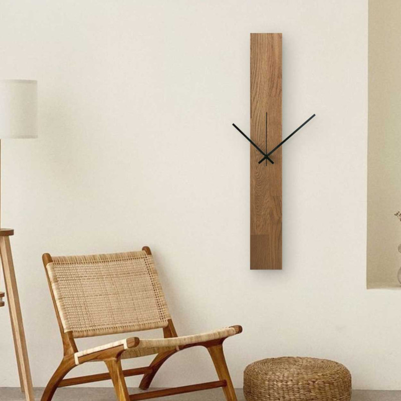 Pionowy zegar drewniany z połączonymi czarnymi i srebrnymi wskazówkami bez cyfr.