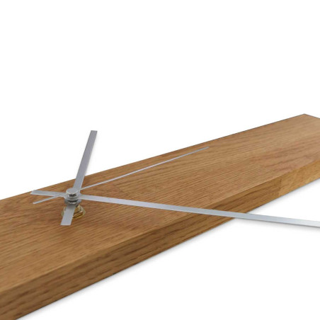 Drewniany zegar o pionowym kształcie i nowoczesnym wyglądzie