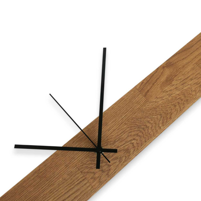 Minimalistyczny zegar ścienny z drewnianą podstawą i kontrastującymi wskazówkami.