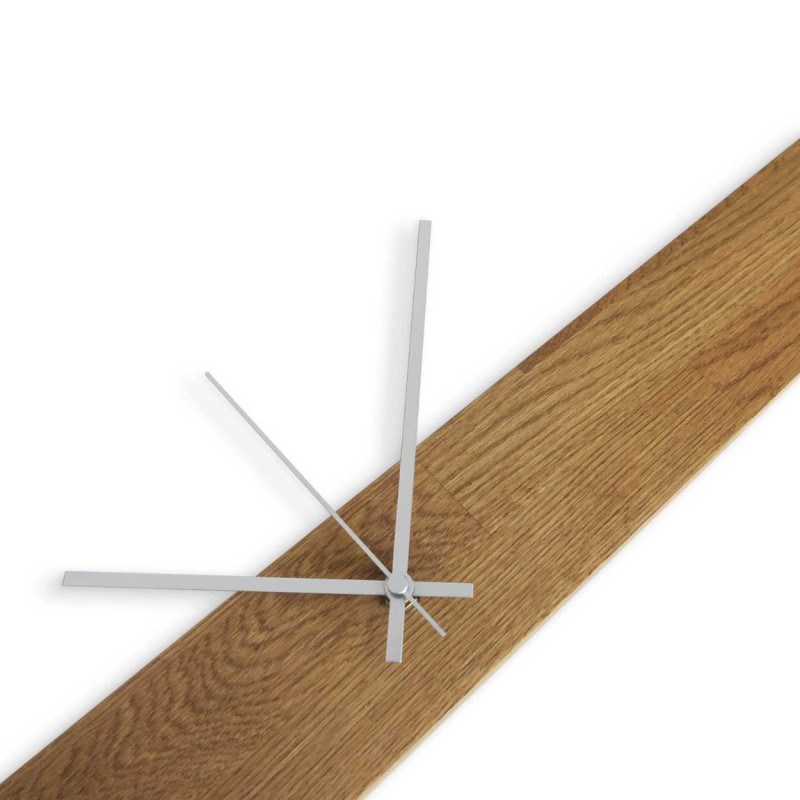 Minimalistyczny zegar ścienny z drewnianą podstawą i kontrastującymi wskazówkami.