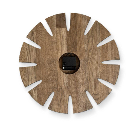 Elegancki, rzeźbiony, drewniany zegar ścienny o oryginalnym designie, idealny do kuchni.
