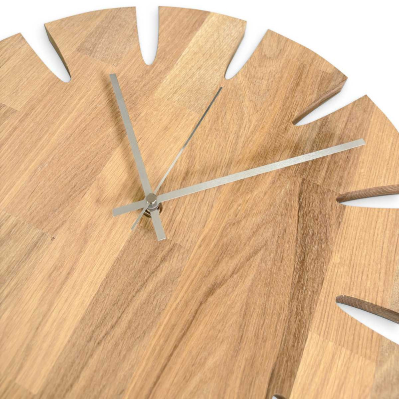 Designerski drewniany zegar ze stylowym motywem do nowoczesnego wnętrza.