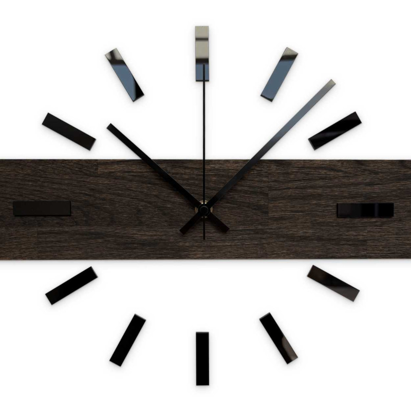 Elegancki drewniany zegar ścienny z minimalistycznym motywem.