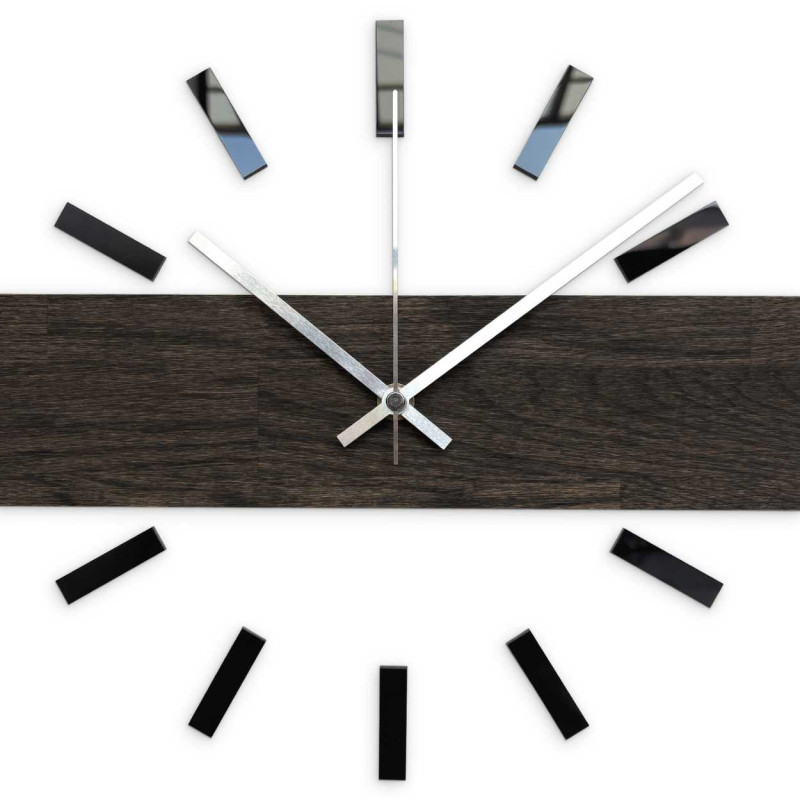 Elegancki drewniany zegar ścienny z minimalistycznym motywem.