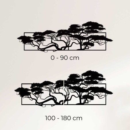 Duży zegar ścienny wykonany z naturalnego drewna ze stylowym rzeźbieniem.